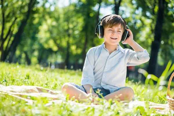 Pojken njuter musik — Stockfoto