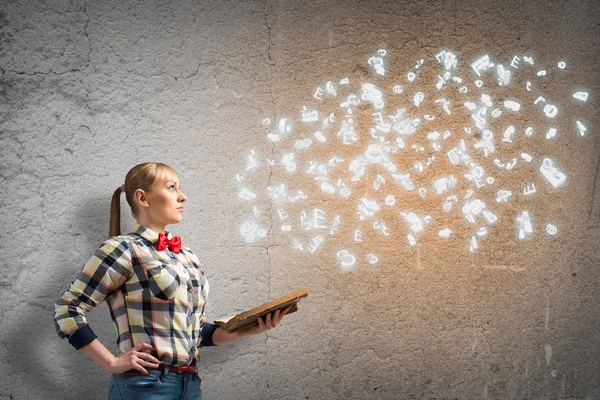 Menina com livro — Fotografia de Stock