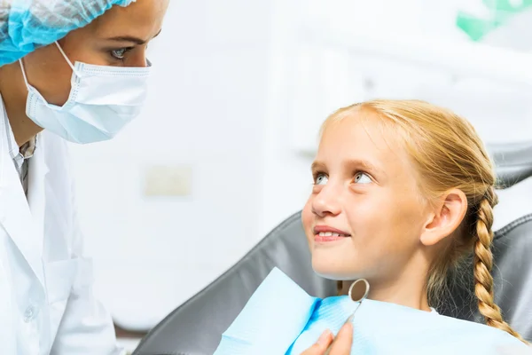 Dentista a inspecionar paciente — Fotografia de Stock