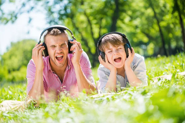 Padre e hijo disfrutando de la música —  Fotos de Stock