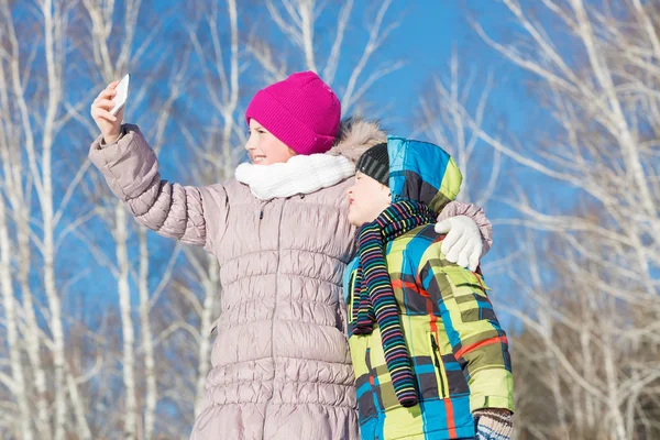 Twee gelukkige jonge geitjes maken selfie foto — Stockfoto