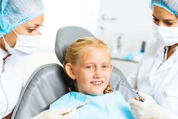 Dentista a inspecionar paciente — Fotografia de Stock