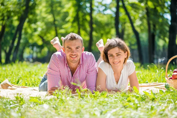 Jonge romantisch paar — Stockfoto