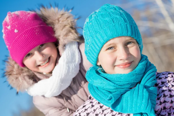 Twee leuke meisjes plezier — Stockfoto