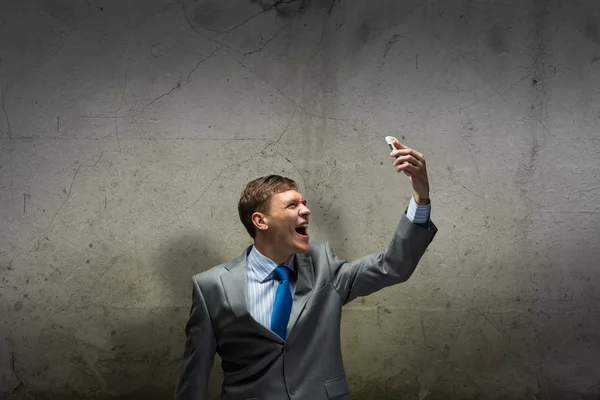 Empresário gritando no celular — Fotografia de Stock