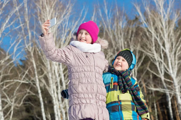 Twee gelukkige jonge geitjes maken selfie foto — Stockfoto