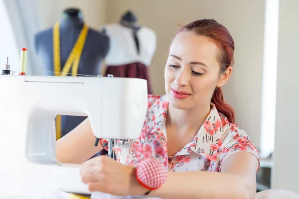 Seamstress at work — Stock Photo, Image