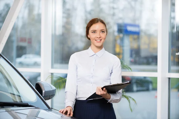 Sales consultant near car — Stock Photo, Image