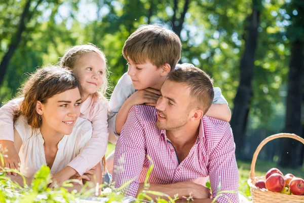 Weekend with family in park — Stock Photo, Image