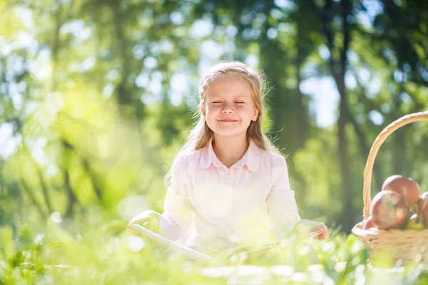 Doce menina no parque — Fotografia de Stock