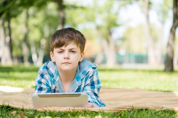 Boy using tablet pc — Stockfoto