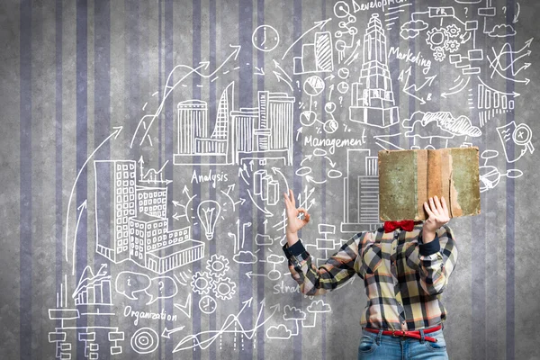 Mujer con libro abierto — Foto de Stock