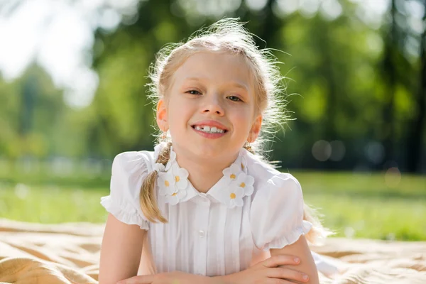 Girl enjoying summertime — Stock Photo, Image