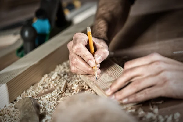 İş yerinde bir kalem ile marangoz — Stok fotoğraf