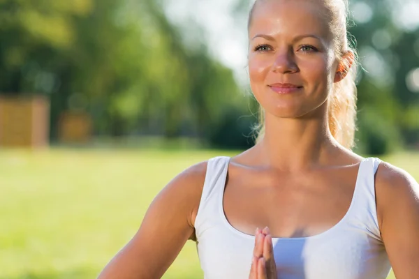 Femme faisant du yoga dans le parc — Photo