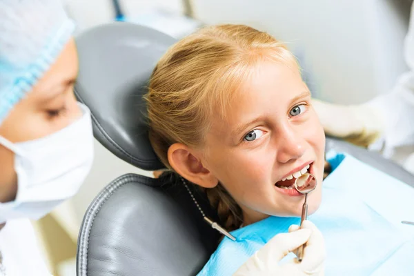 Dentista inspeccionando paciente —  Fotos de Stock