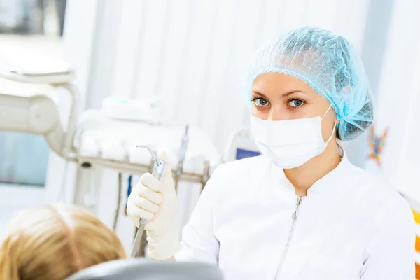 Tandläkare inspekterande patienten — Stockfoto