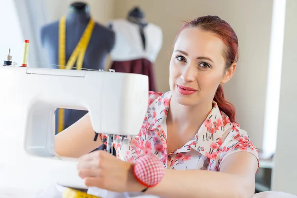 Seamstress at work — Stock Photo, Image