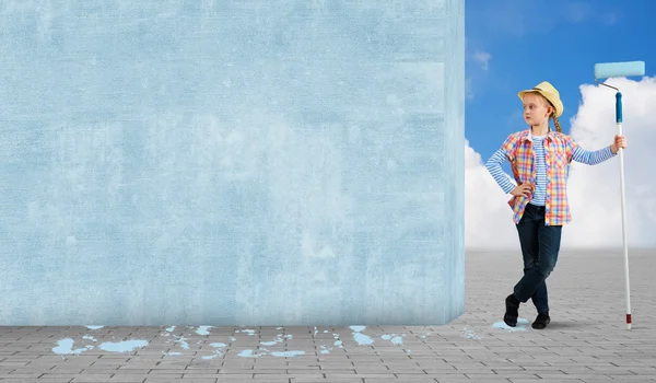 Menina com rolo de pintura — Fotografia de Stock