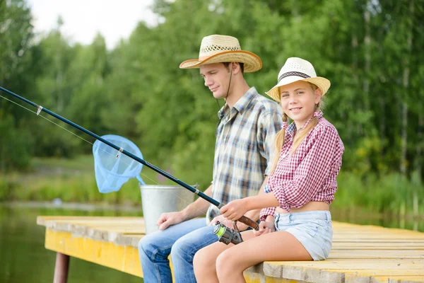 Father and daughter fishing — Stock Photo, Image