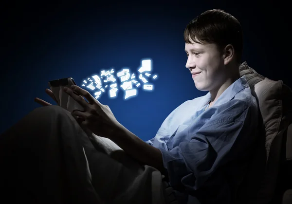 Teenager Reading in bed — Stock Photo, Image