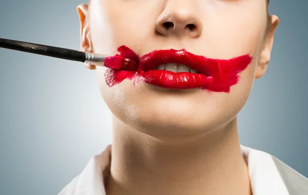 Femeie tânără cu gură roșie vie — Fotografie, imagine de stoc