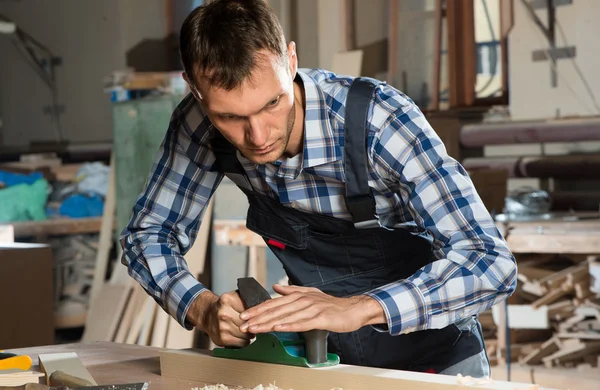 Falegname in uniforme al lavoro — Foto Stock