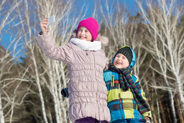 Two happy kids making selfie photo — Stock Photo, Image