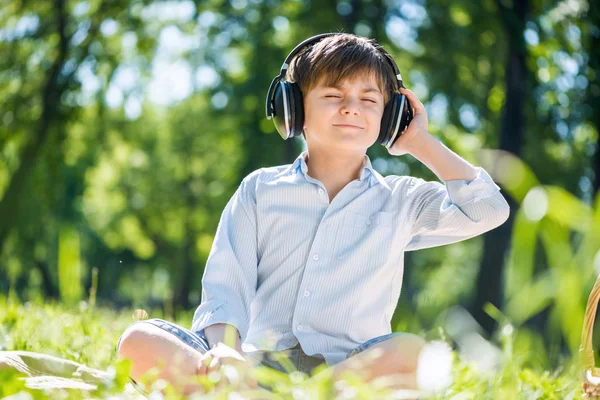 Pojken njuter musik — Stockfoto