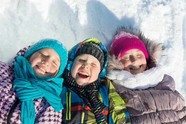 Děti baví ve winter parku — Stock fotografie