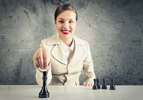 Kvinna som spelar schack — Stockfoto