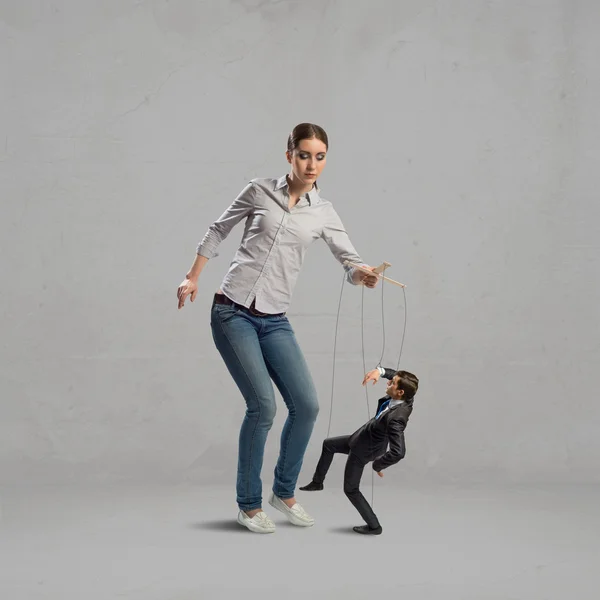 Poppenspeler besturingselementen een zakenman — Stockfoto