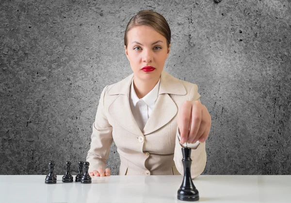 Affärskvinna som spelar schack — Stockfoto