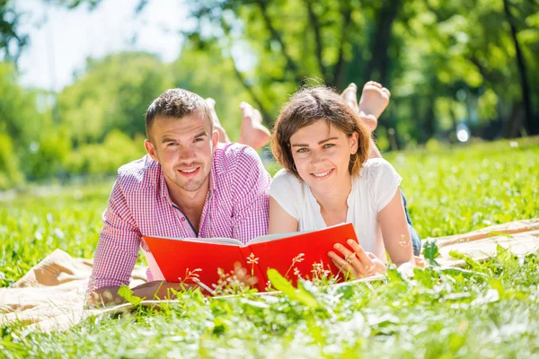 Jonge romantisch paar — Stockfoto