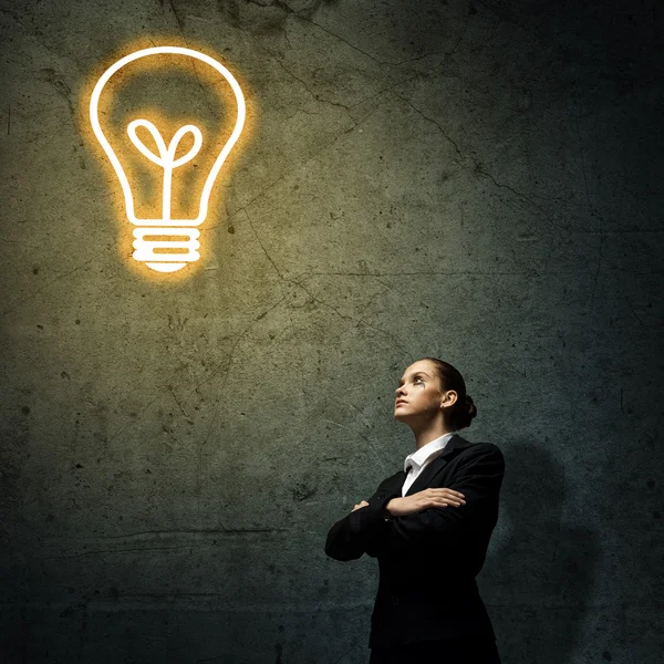Empresária e lâmpada — Fotografia de Stock