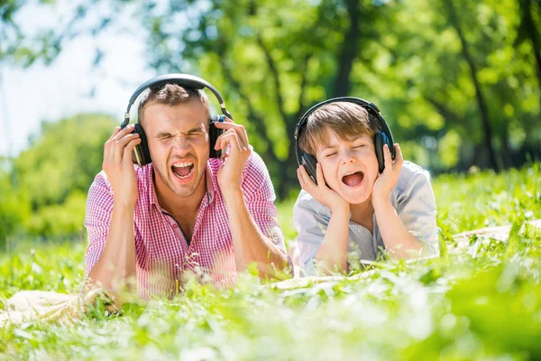 Padre e figlio godono della musica — Foto Stock