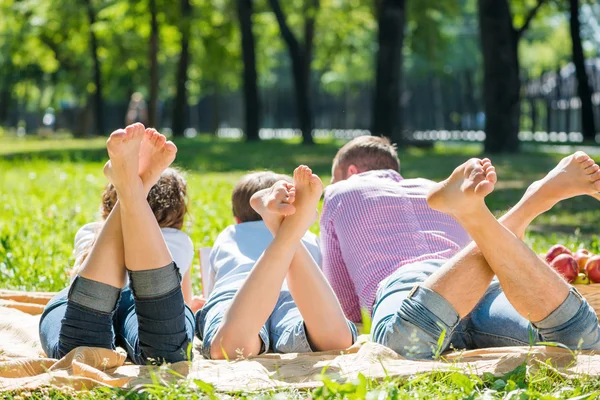 Fim de semana de verão no parque — Fotografia de Stock