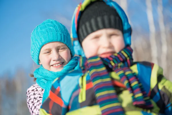 两个可爱的孩子们骑雪橇 — 图库照片