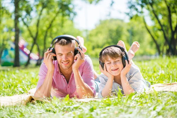 Vater und Sohn genießen Musik — Stockfoto