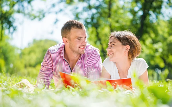 Jonge romantisch paar — Stockfoto