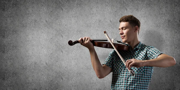 Musiker spielt Geige — Stockfoto