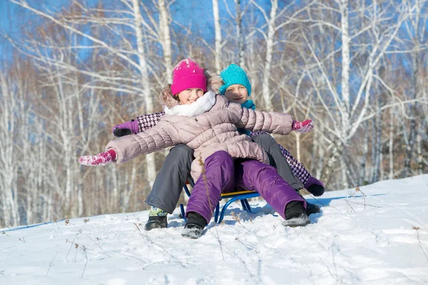 Twee leuke meisjes plezier — Stockfoto