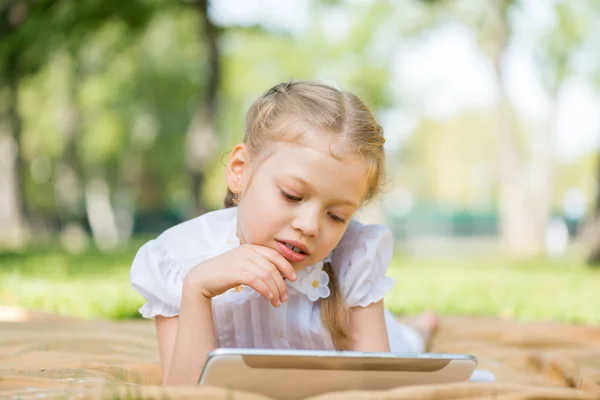 Girl in summer park — Stock Photo, Image