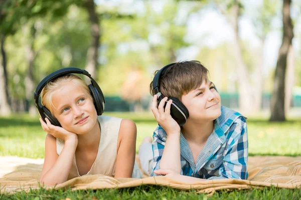Niños con auriculares —  Fotos de Stock