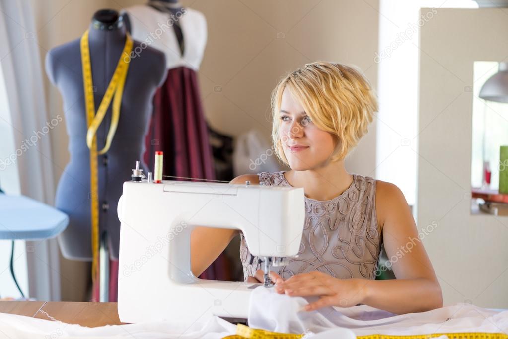 джейн эндрюс портниха. новый портниха. пошив на швейной машинке. новый портниха. девушка шьет.