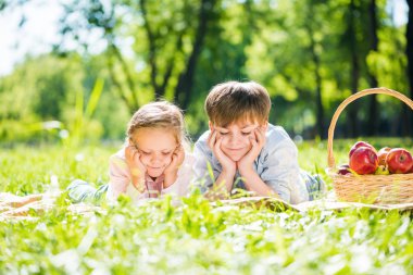 çocuklar piknik