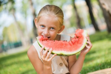 Karpuz dilimi ile çocuk