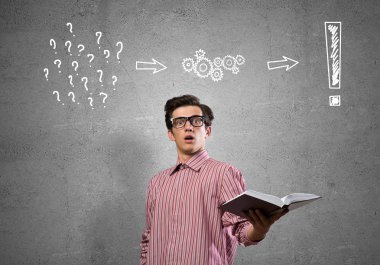 Casual adam elinde kitapla