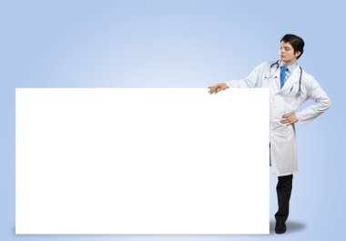 Bayrağı olan doktor.