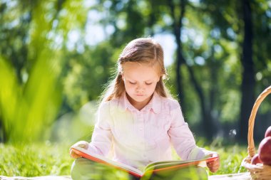 tatlı bir kız parkta